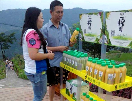 飲料暢銷旅游景點(diǎn) 一榨鮮慶祝宜賓森林公園開幕